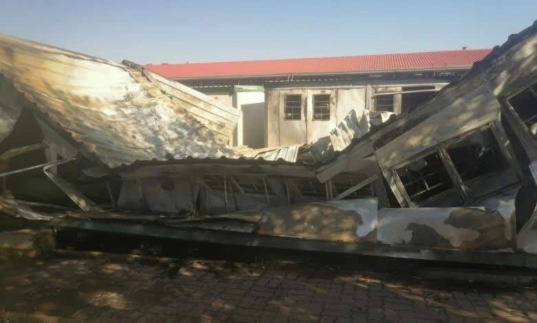 5 leerlinge vas wat glo klaskamers afbrand uit woede oor roosters