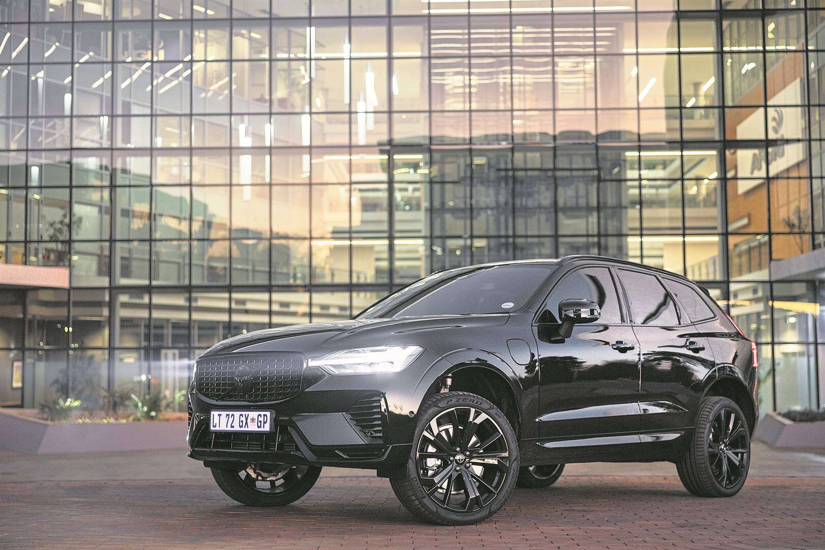 Volvo se XC-60-hibriede kry swart voorkoms vir omkrap-kyk