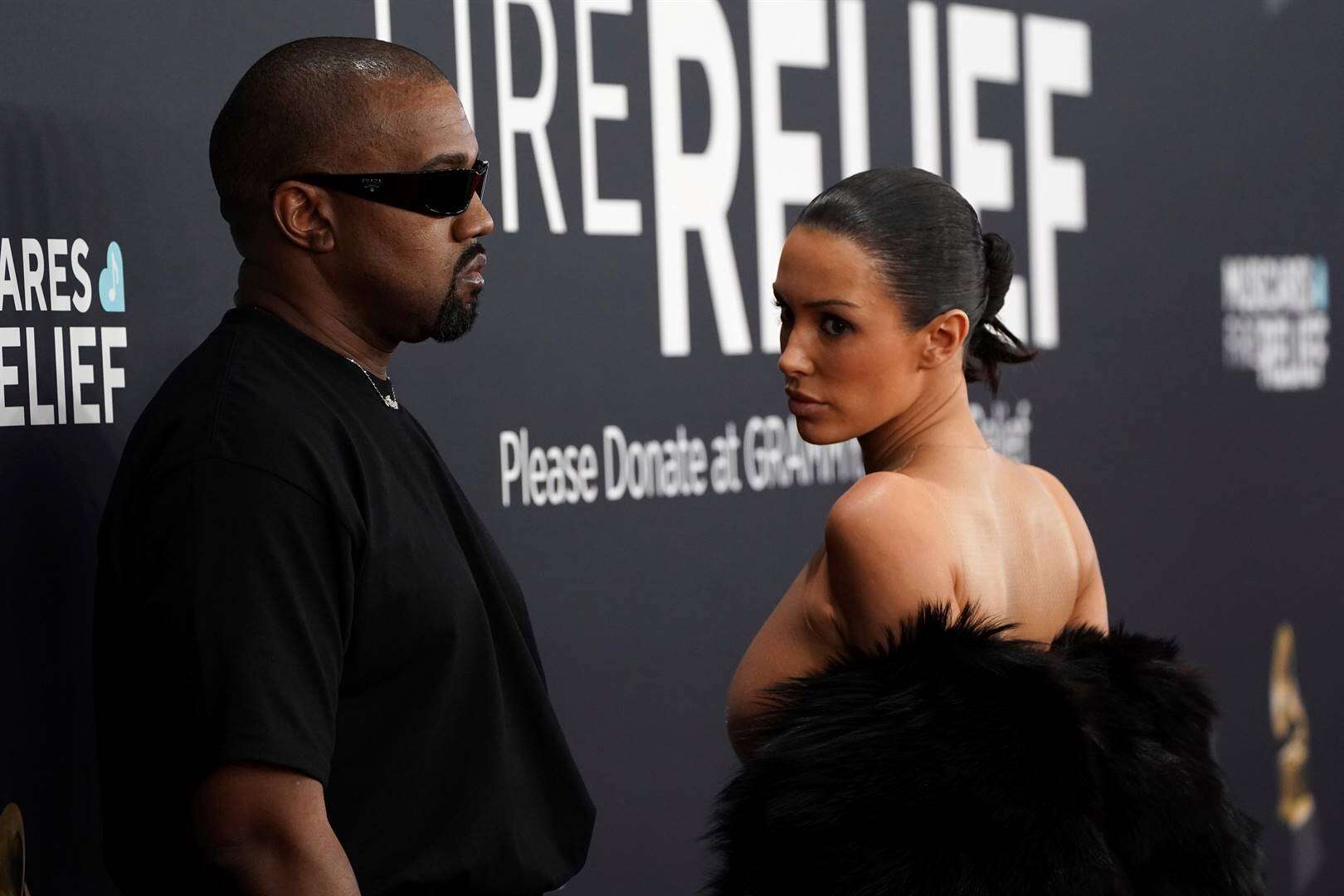 Kanye West se Bianca pronk kaalbas by die Grammys