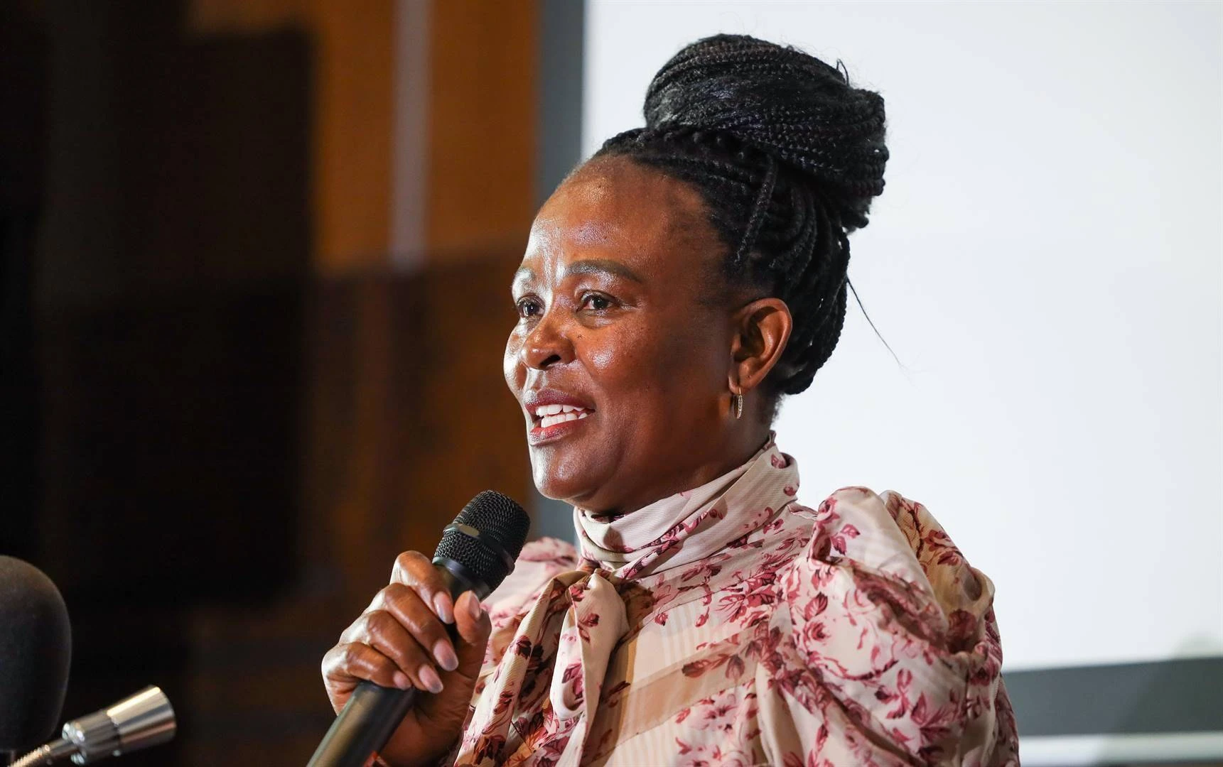 Konstitusionele hof weier Mkhwebane se aansoek oor R10 m.