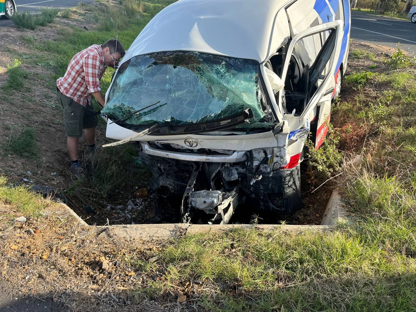 3 dood in Paarl toe minibus betonstruktuur tref