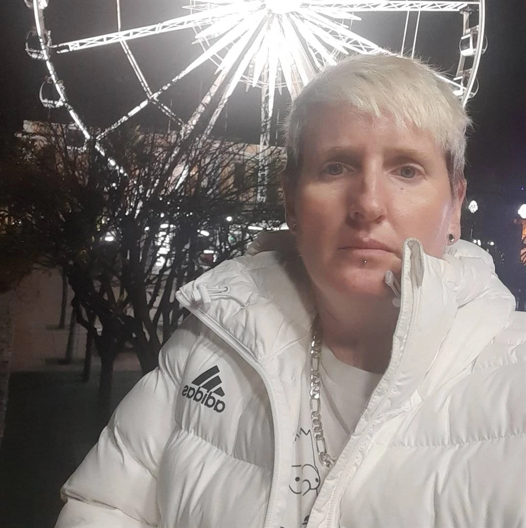 Vrou (38) wat met luukse motors spog, in hof weens bedrog van miljoene