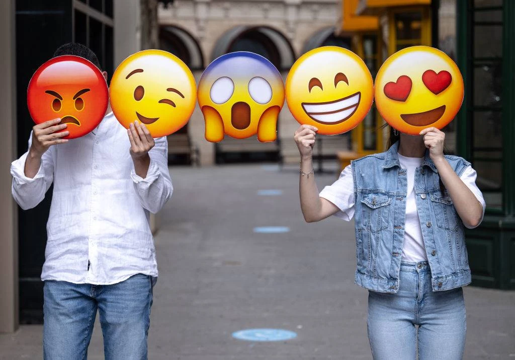 Pasop wat jy tik: Emoji’s is ’n mynveld by die werk