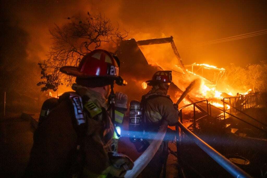 Major LA fires '0%' contained, officials slam looting