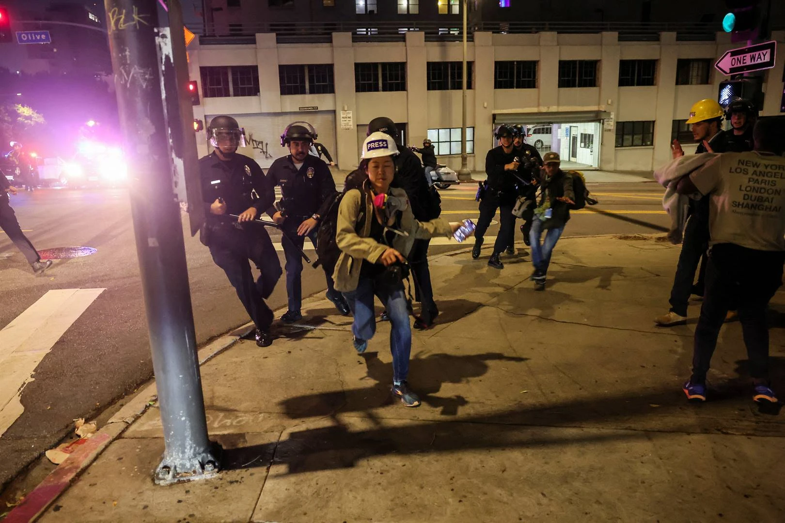 Betogings: Tientalle vas in Los Angeles, oproer in VSA brei uit
