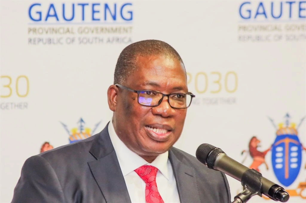 Honderde Gauteng-amptenare mag nie, maar doen steeds sake met staat