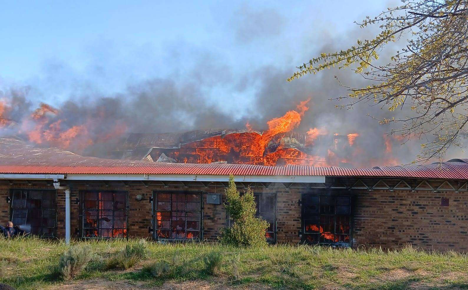 Byna R20 m. se skade weens brand by skool in Villiersdorp