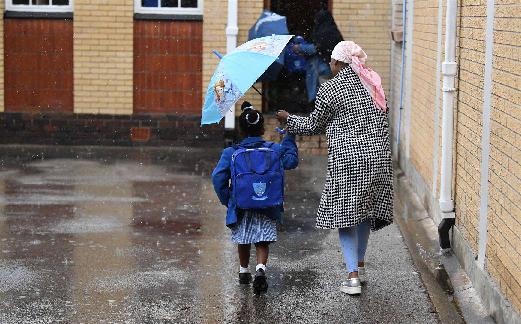 FOTO’S | Reënweer g’n demper op gr. 1’s van Gqeberha se 1ste skooldag