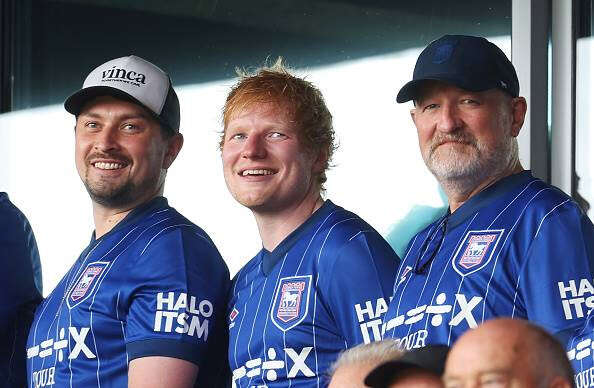 Popster Ed Sheeran help Ipswich om speler te werf