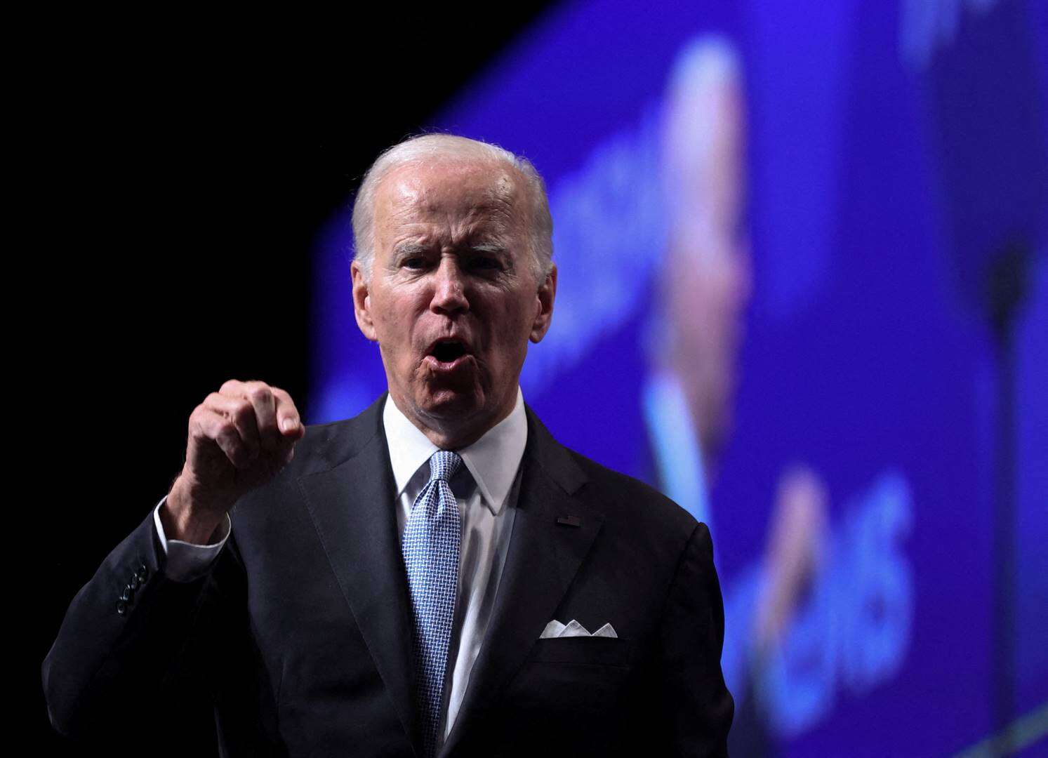 Biden skop vas, sê hy hervat volgende week sy veldtog