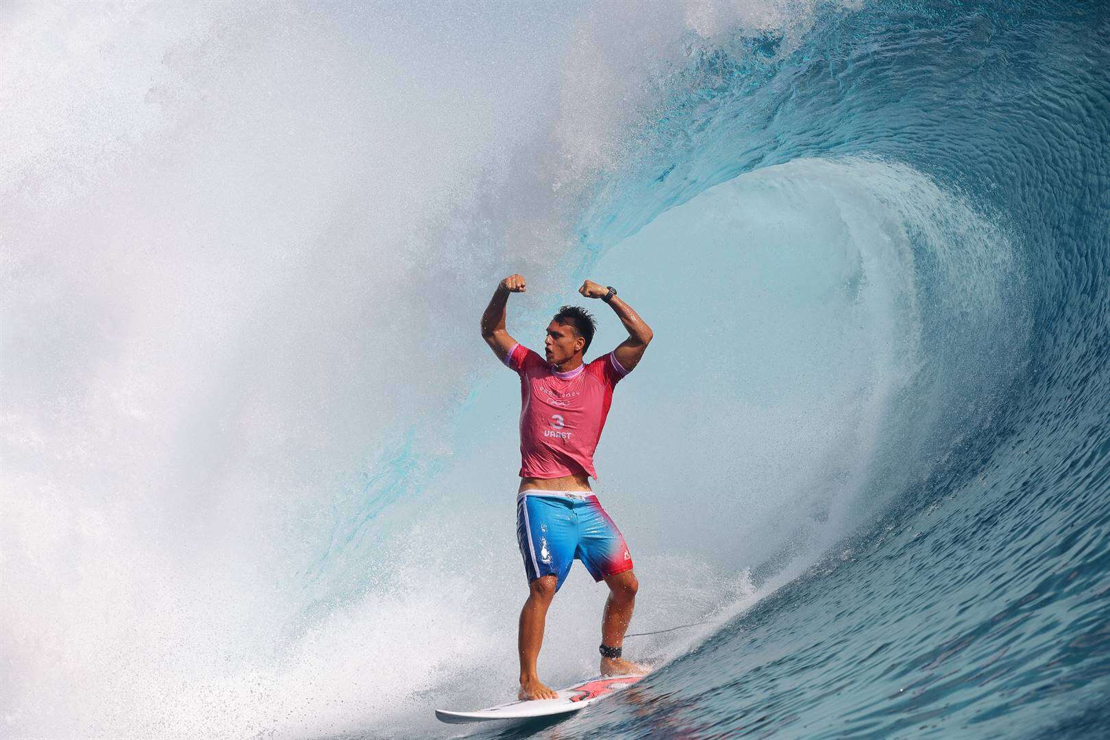 Jong branderplankryer van Tahiti wen goud in sy agterplaas