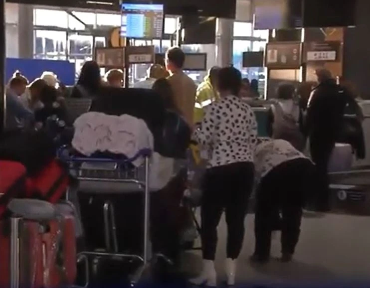 Oupa groet kleinkinders op pad na VSA met hul ‘tassies vol goetertjies’
