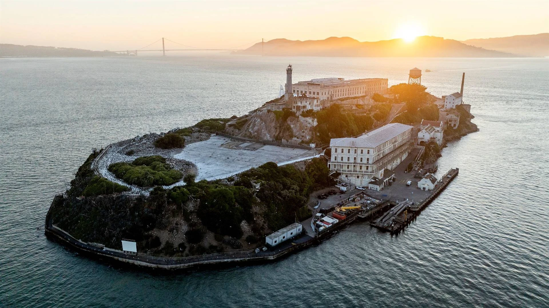 Trump wil berugte Alcatraz heropen vir ‘afval van die samelewing’