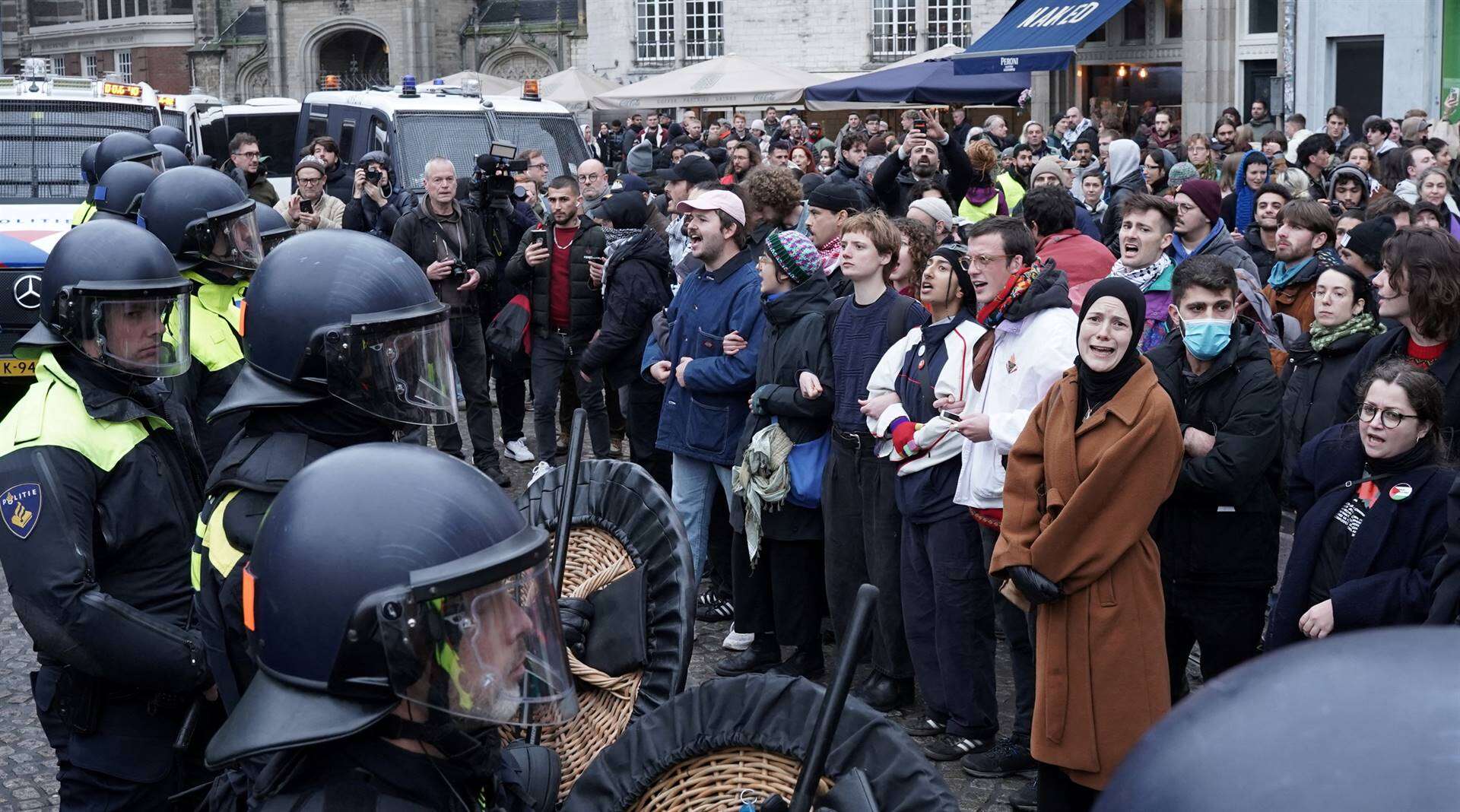 50 betogers in Nederland vas ná aanvalle op Israeliese sokkerkykers