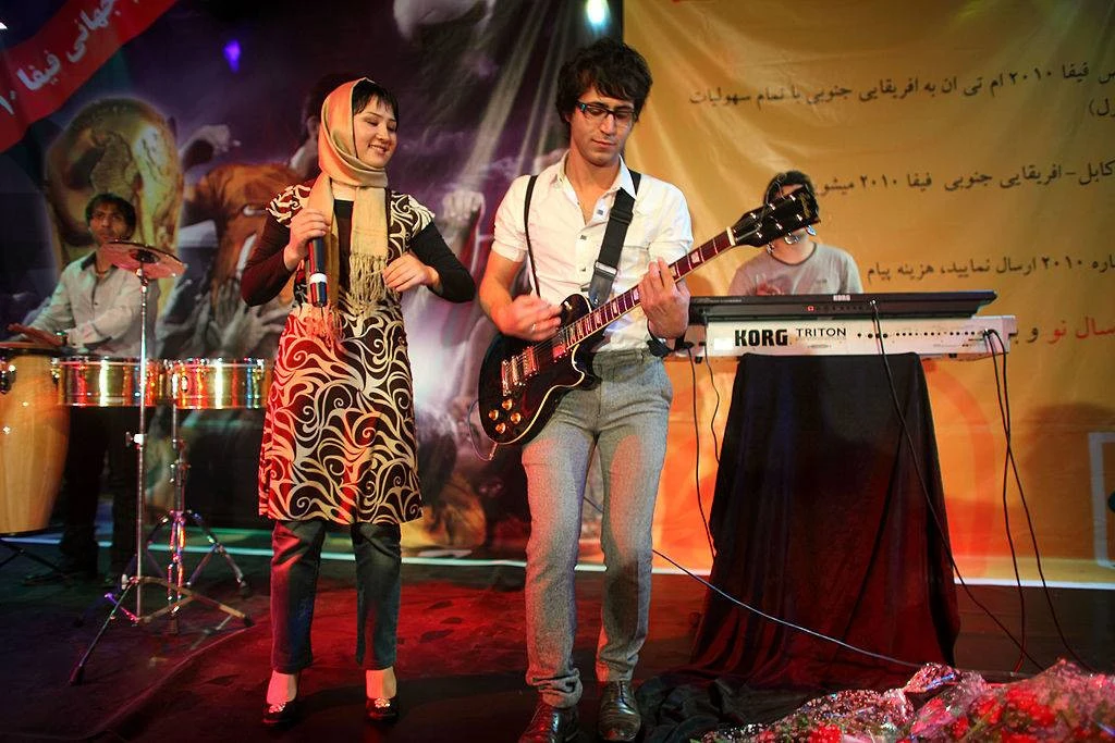 Taliban gryp 14 wat musiek maak en sing