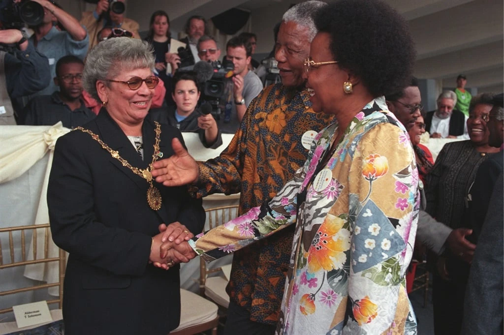 Theresa Solomon sterf op 79: Groot boom van Moederstad val