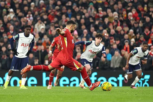 Liverpool thrash Spurs to reach League Cup final