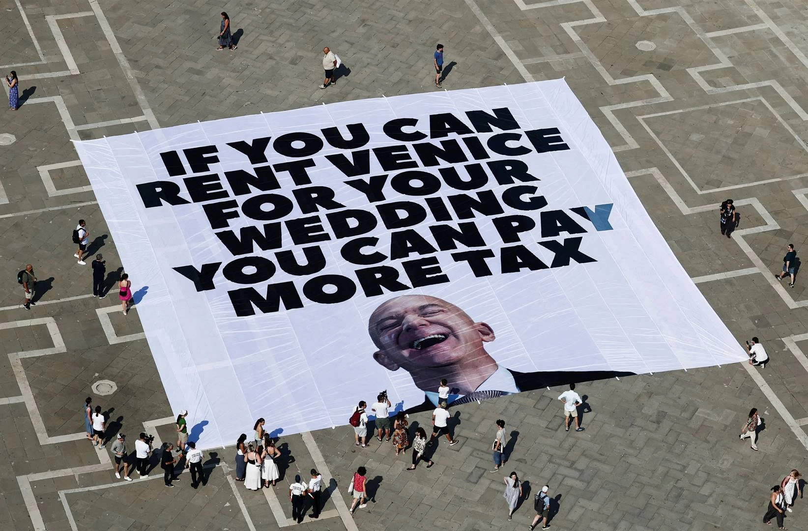 Greenpeace sien rooi oor Bezos se troue in Venesië