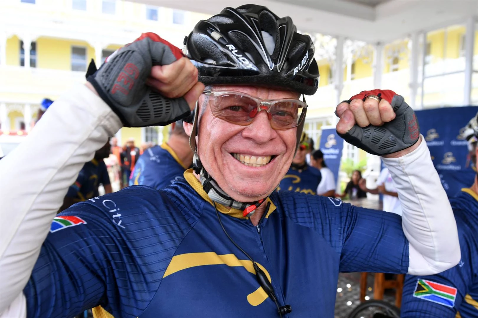 Fietsryers trap die land plat vir liefdadigheid