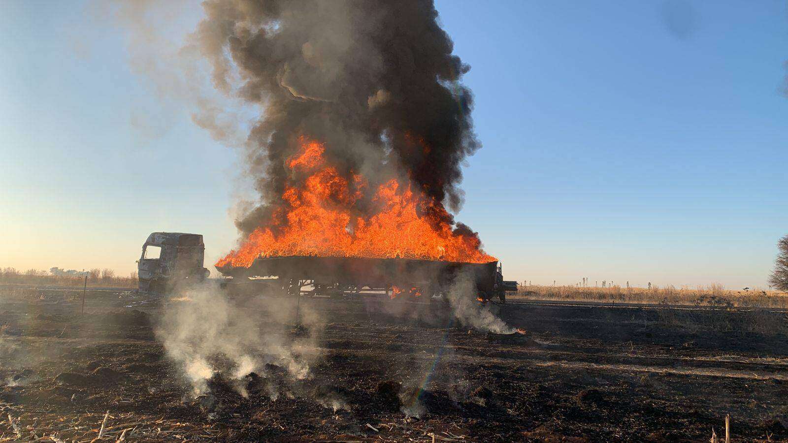 Pad tussen Vredefort en Parys gesluit nadat tenkwa brand