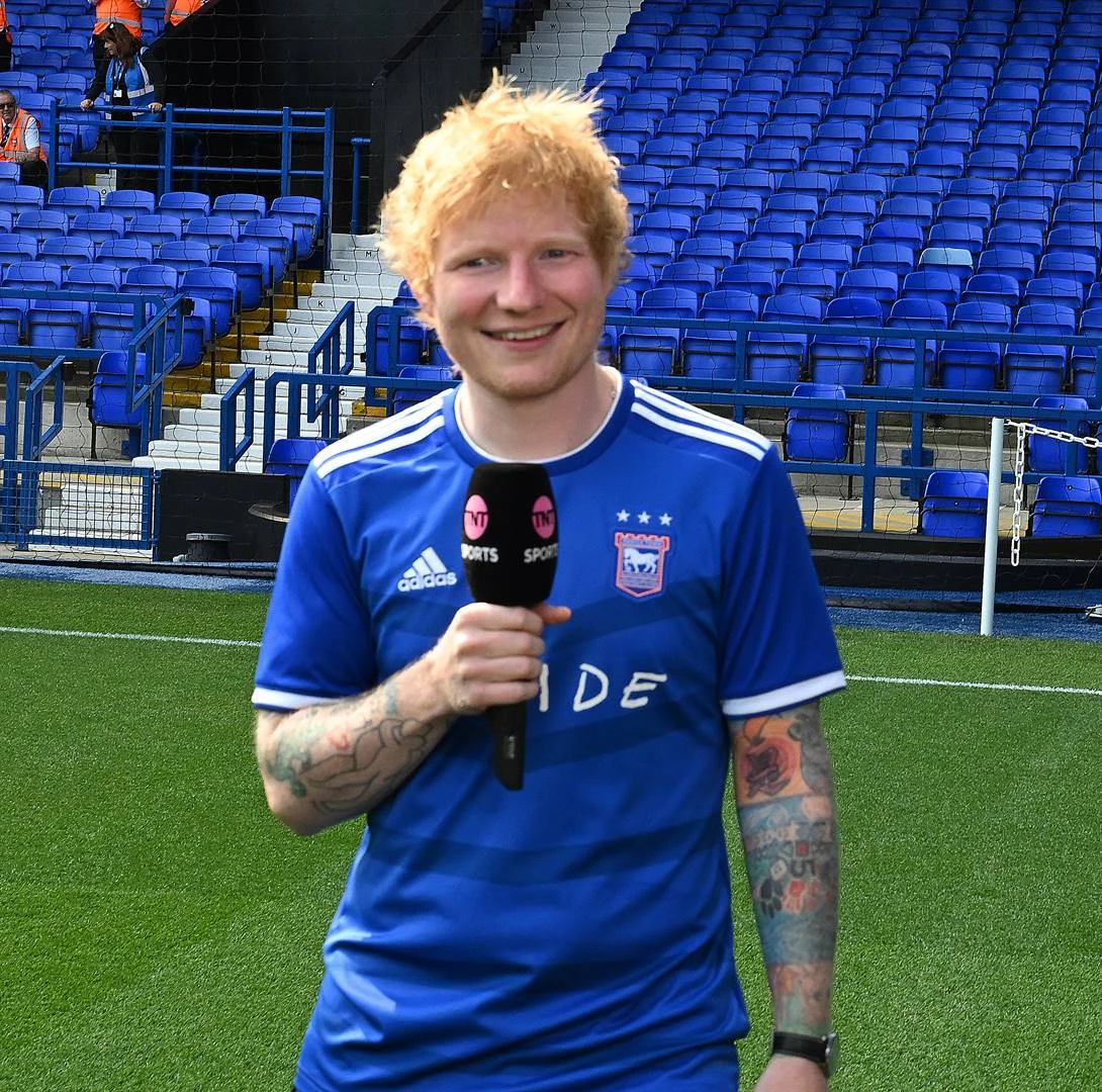 Ed Sheeran dra Ipswich se nr. 17-trui