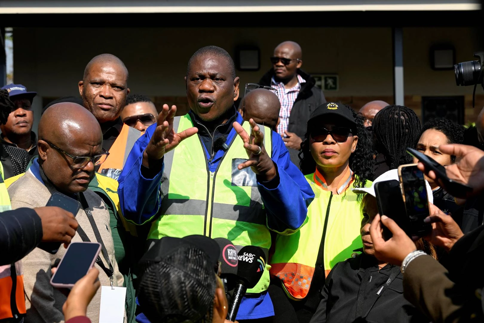 Veldtog moet skoonmaak-kultuur in stede en dorpe skep, sê Mashatile