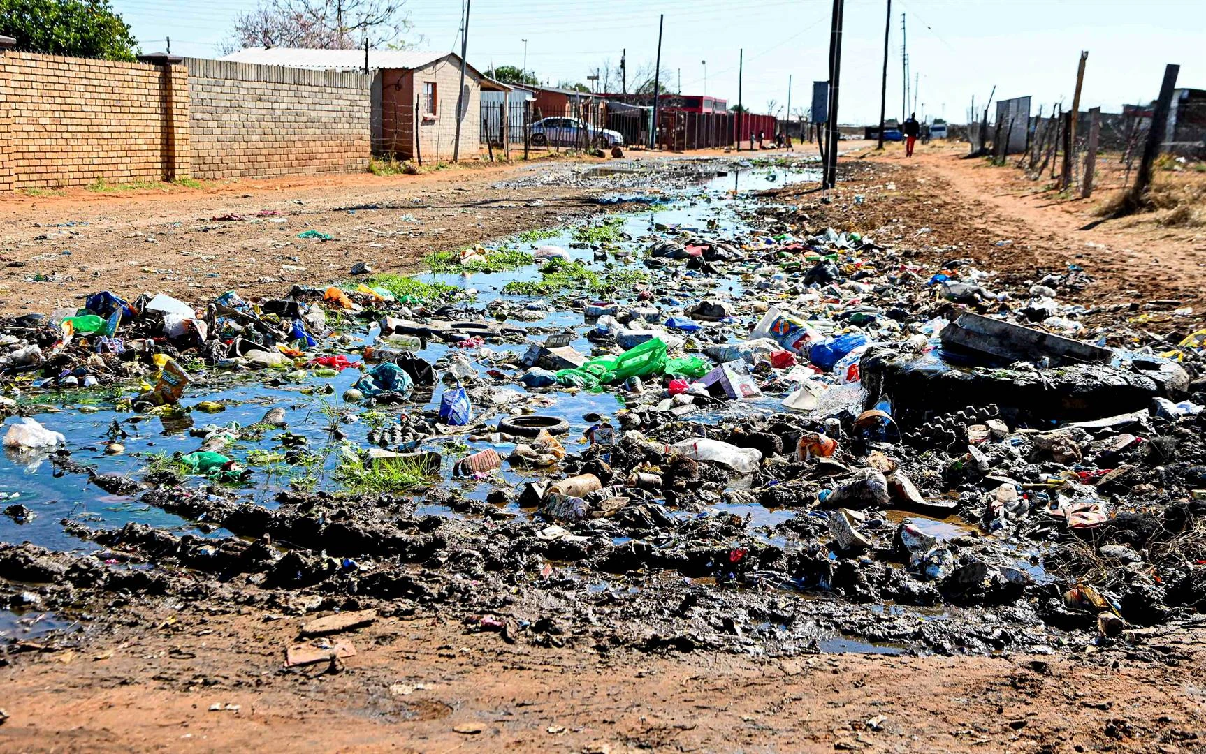‘Verlos ons van dié gemors’: Inwoners van N-Kaap betoog terwyl hoës agter geslote deure vergader