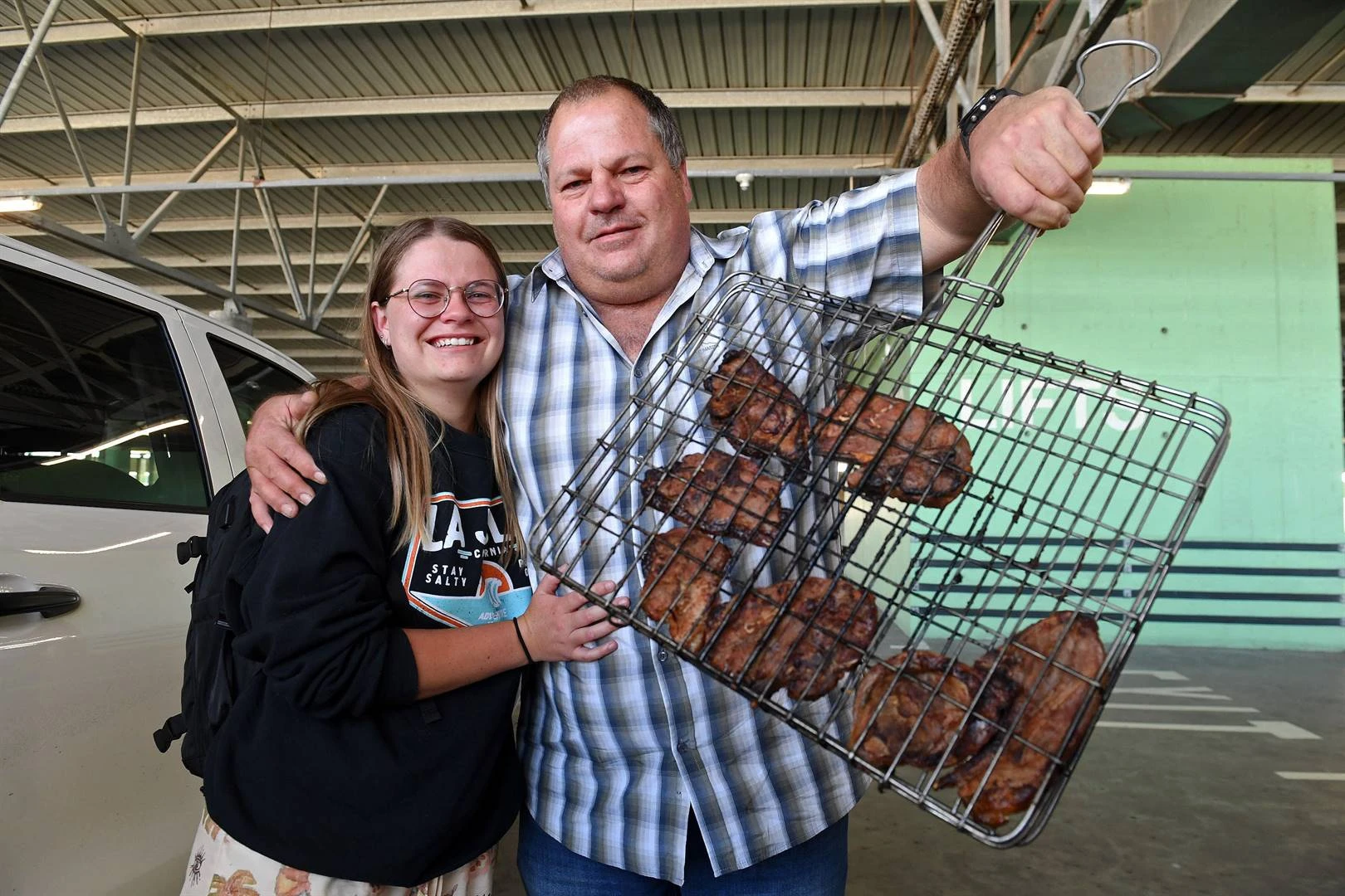 Boer verras sy dogter met ’n tjoppie toe sy uit VSA in Kaapstad aankom