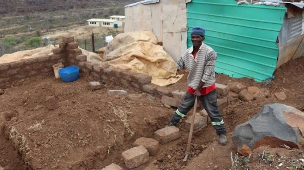 One-armed man has to build his own house