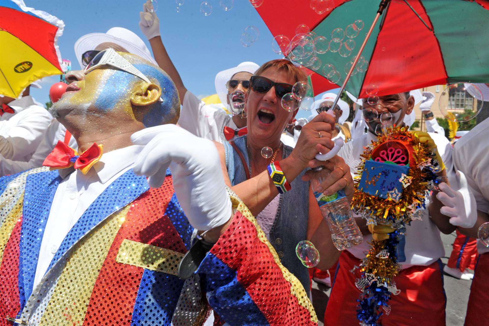 Kleurvolle Kaapse Klopse vul Saterdag Moederstad se strate