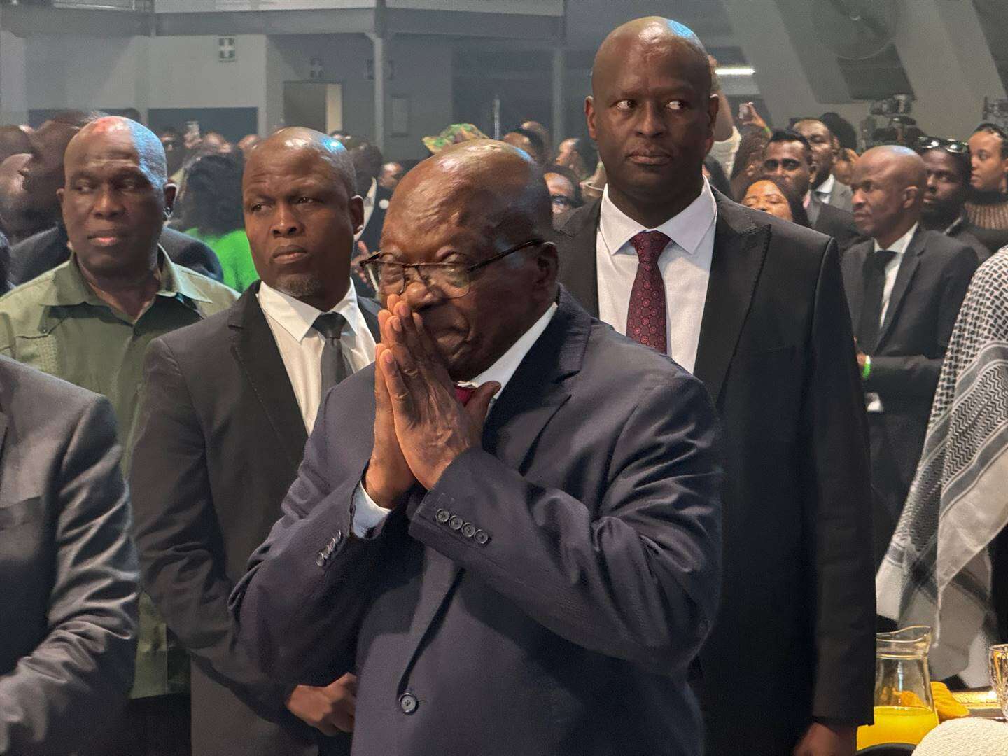 ‘MK is baie arm’ – Zuma vra vir geld op spog-dinee