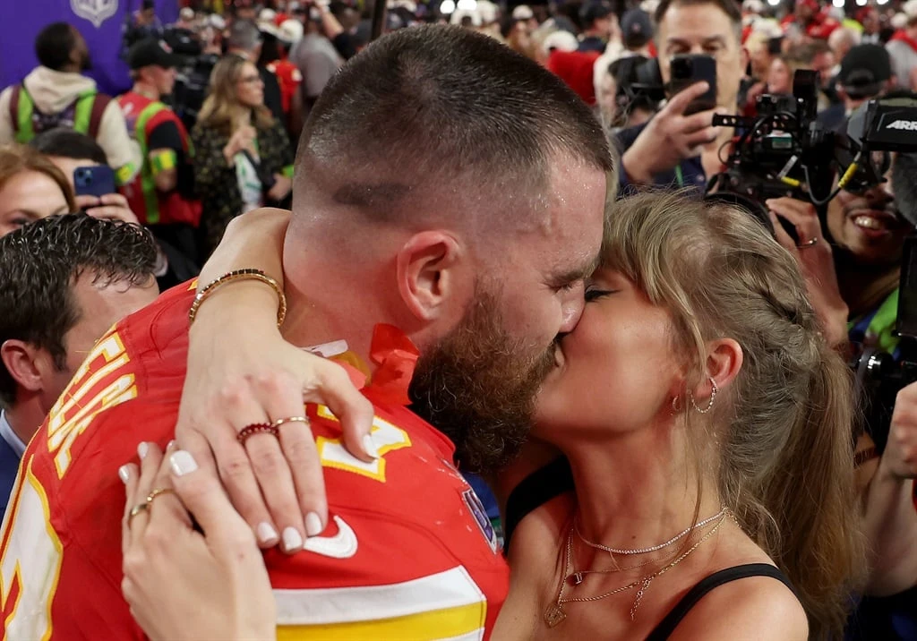 Travis Kelce deel intieme foto’s saam met Taylor Swift: Kyk hoe verlief hul regtig is!
