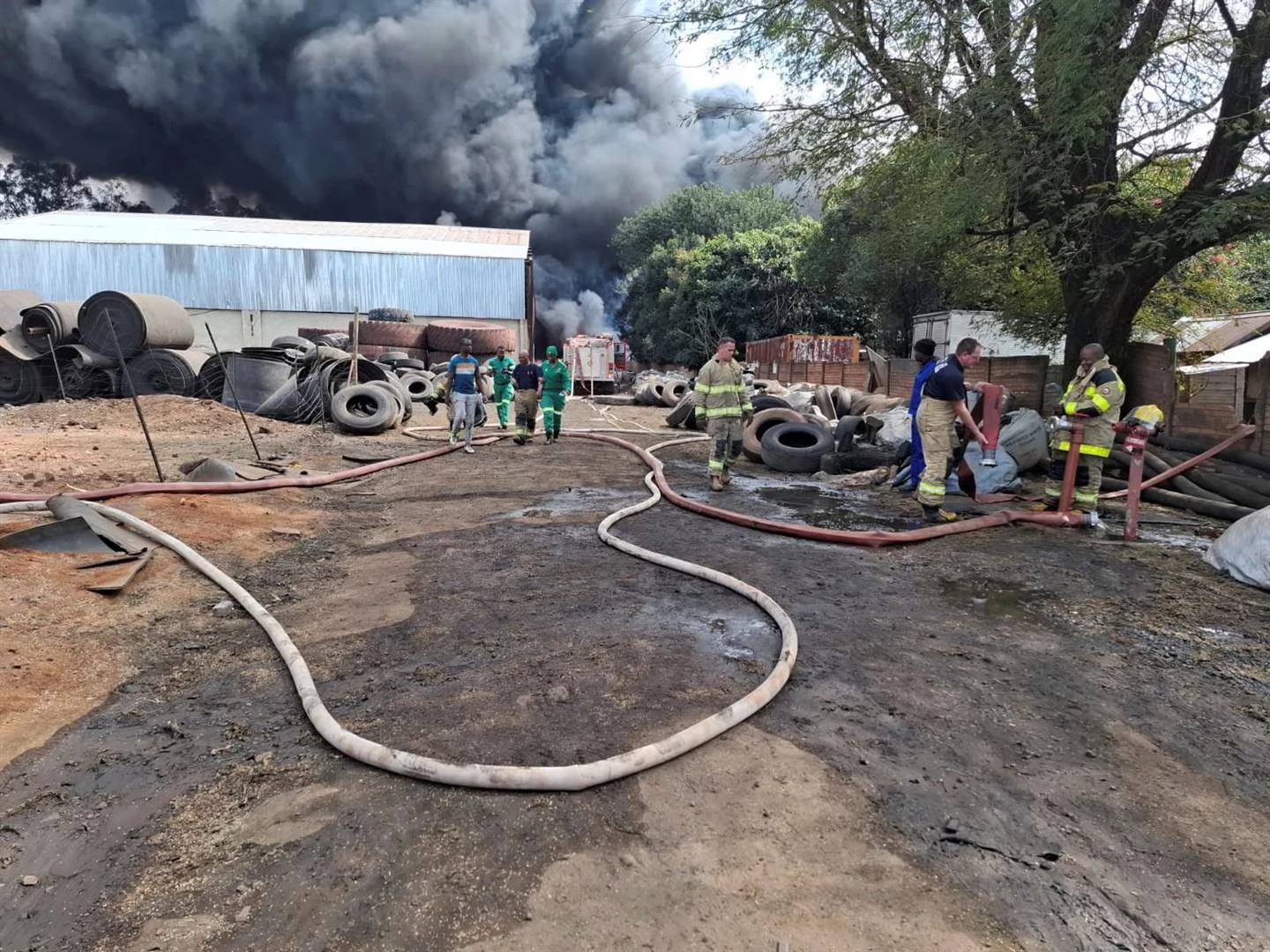 ‘Voldoende nooddienste op toneel’, daarom het Tshwane hulp by fabriek-brand weggewys