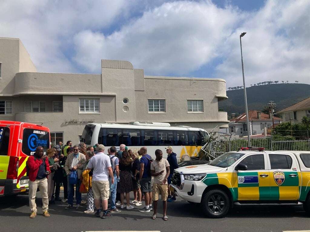 Toerbussie ploeg deur muur van woonkompleks op berugte Kloofnekweg