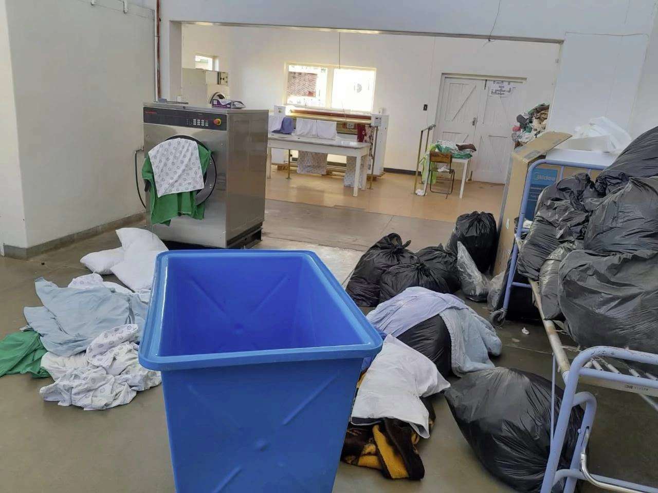 Vuil linne, teaterdrag hoop op by hospitaal ná 30 dae sonder water