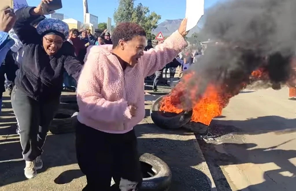 Bande brand buite Hantam Laerskool oor toelae