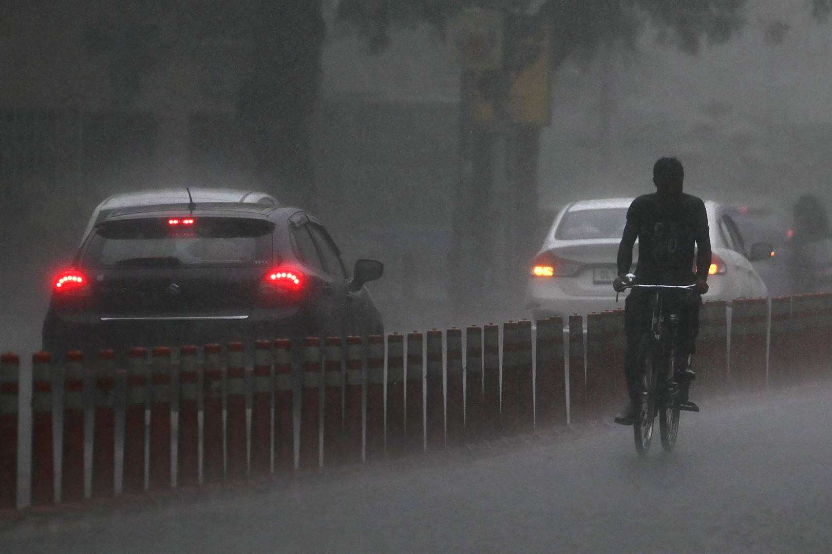 Indië steier van ergste hittegolf na dodelike stortreën; moesonreëns ook binne dae verwag