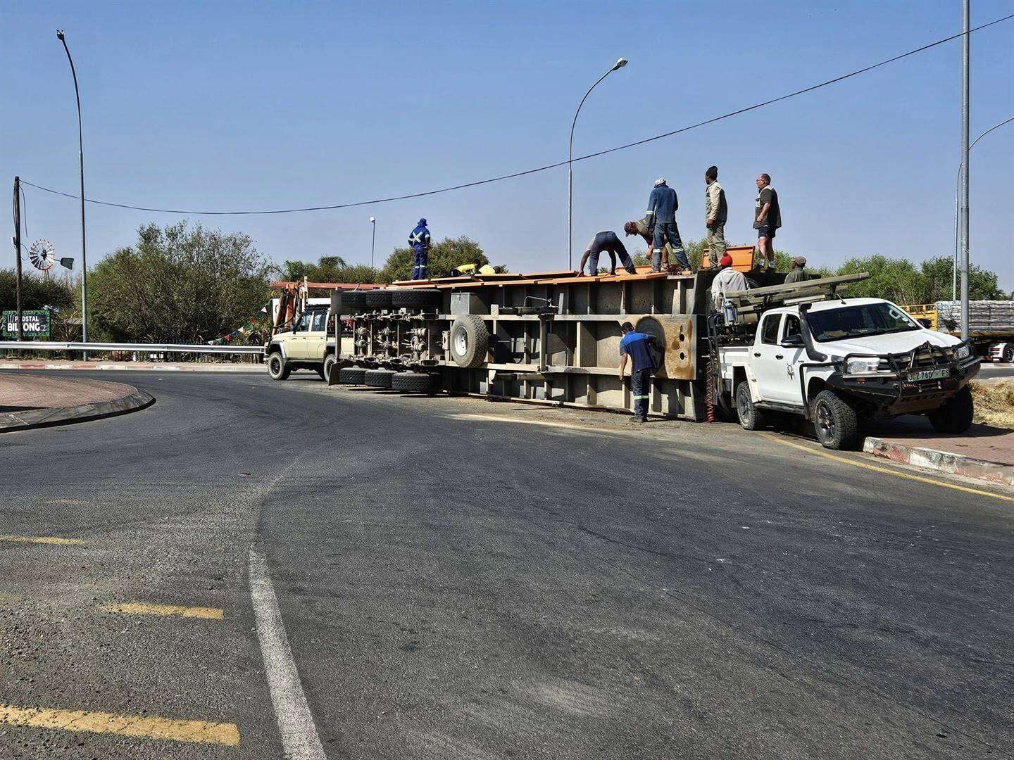 Trok met 450 skape slaan in Kimberley om, helfte ontkom