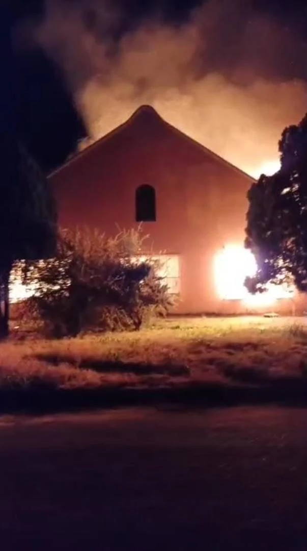 Munisipale gebou in NW brand, vrae oor ‘tydsberekening’
