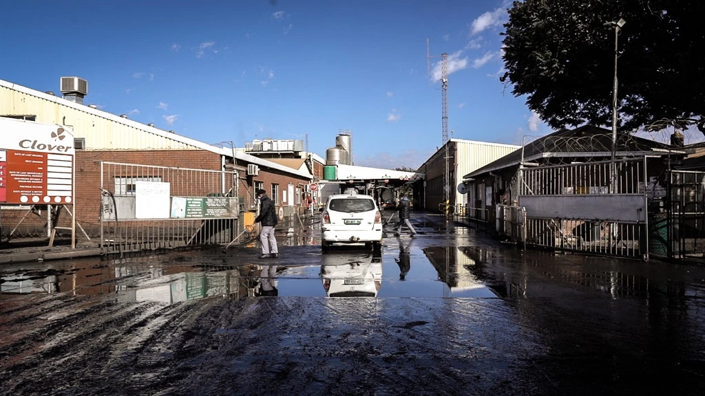 WATCH | Potholes, intermittent water and lights: Service delivery issues in Lichtenburg bigger than Clover