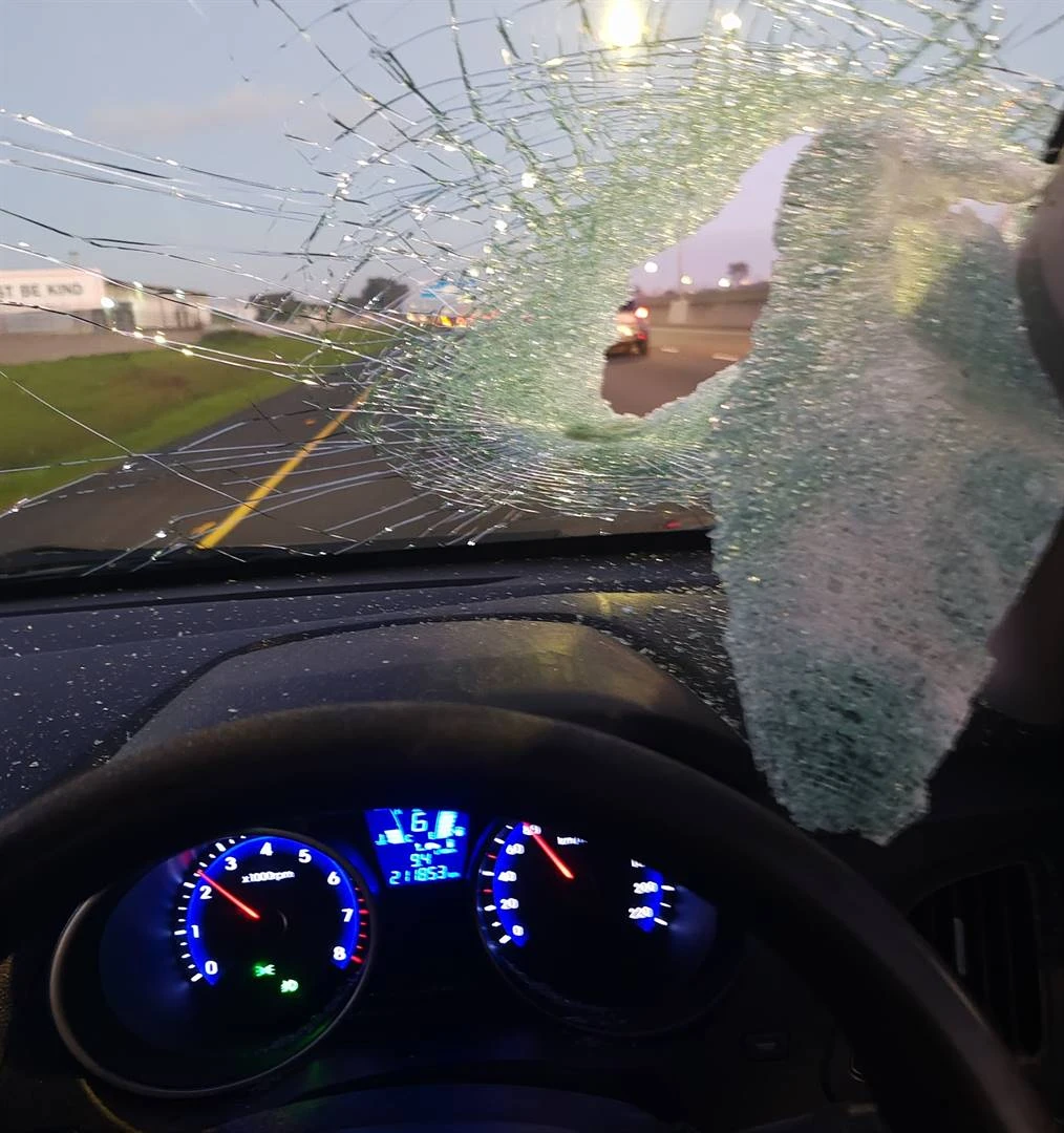 Vrou waag dit nie om te stop toe baksteen op N2 deur voorruit vlieg