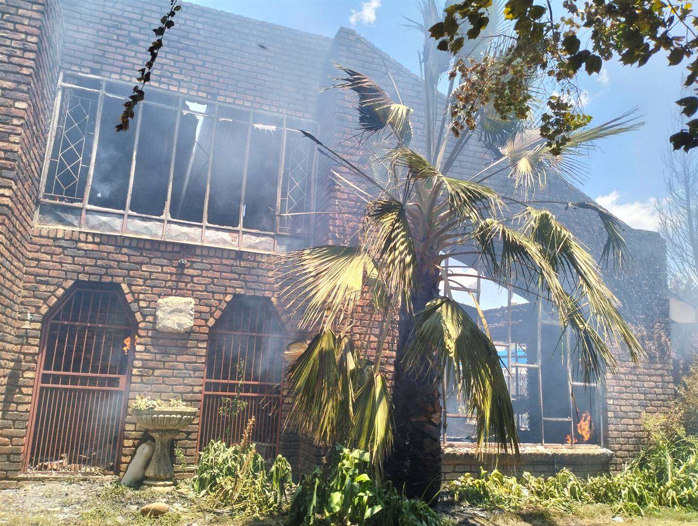 Potch-gesin verpletter na brand huis verwoes; kat nog vermis