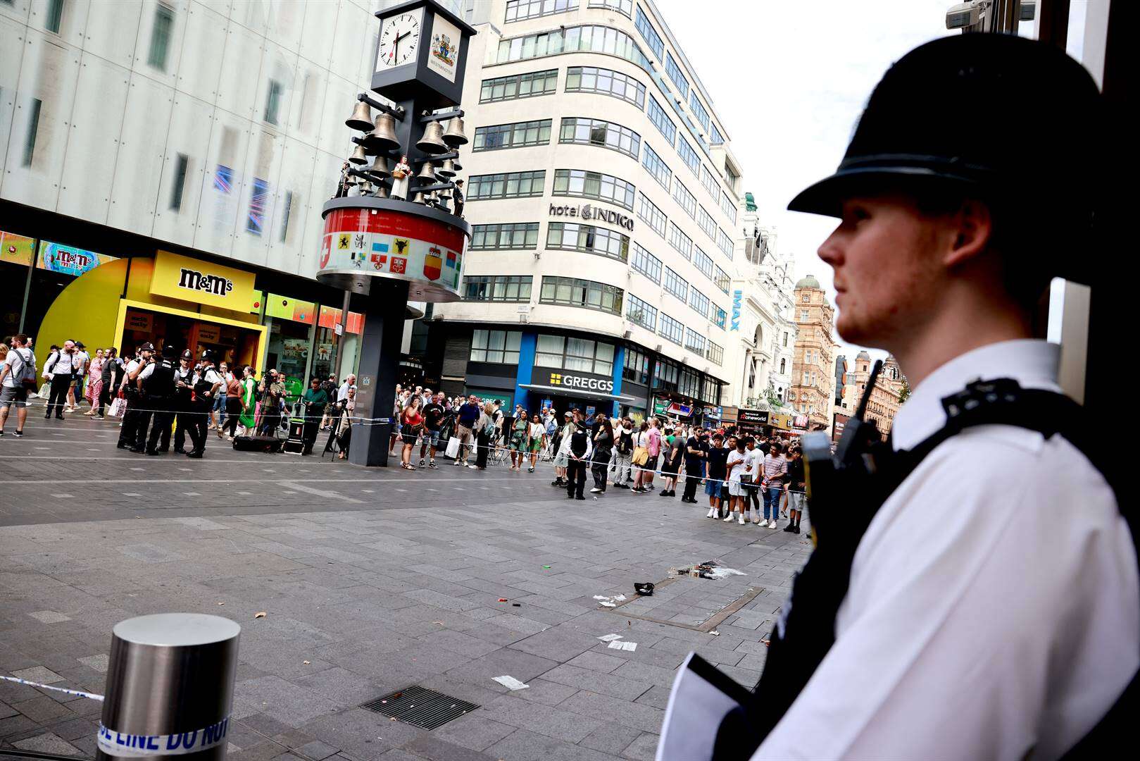 Meisie (11) op Londense plein in kopklem gehou, met mes gesteek