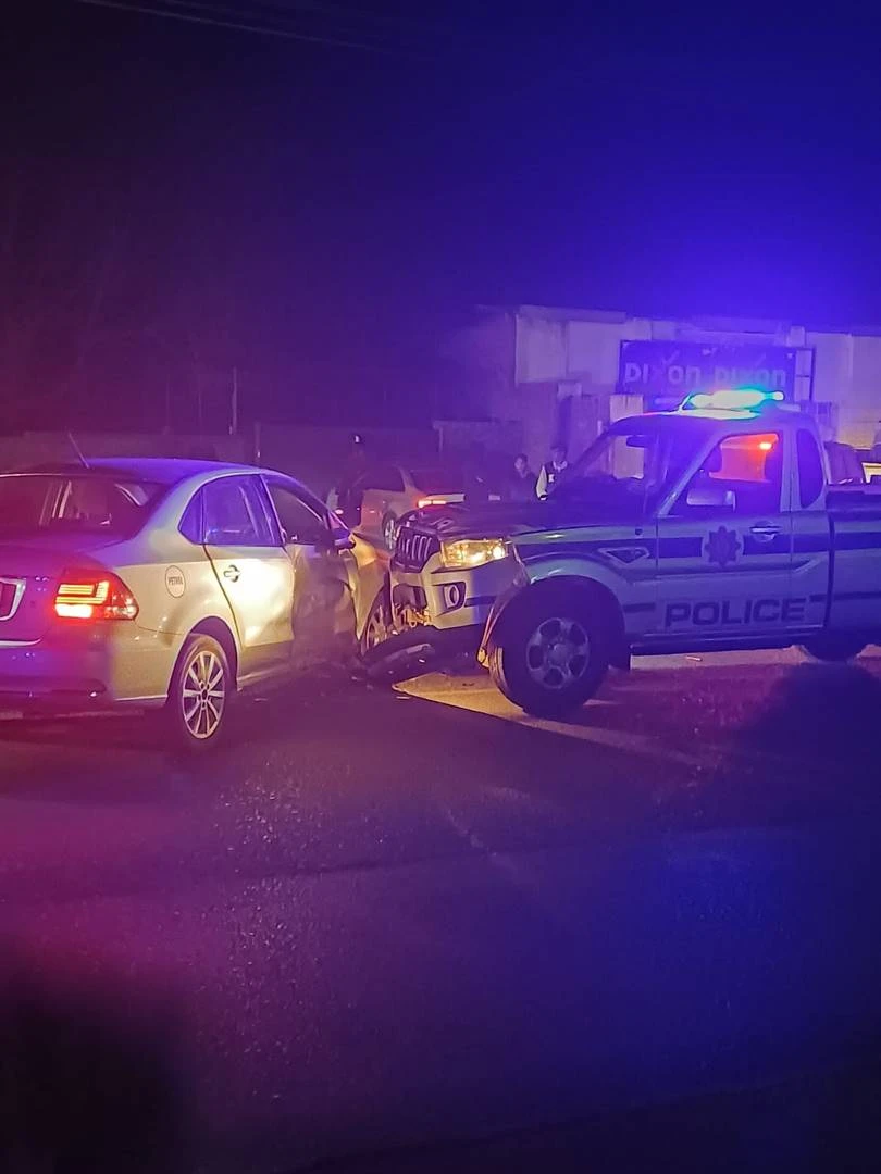 Polisievoertuie bots wat verdagte agternasit