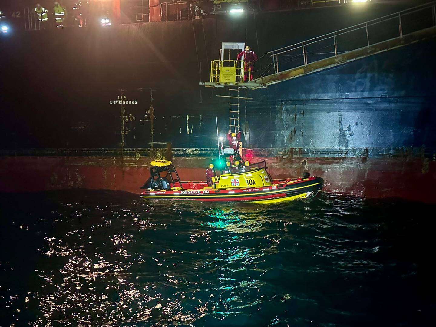 NSRI red beseerde Sri-Lankaan van enorme vragskip tydens stormweer