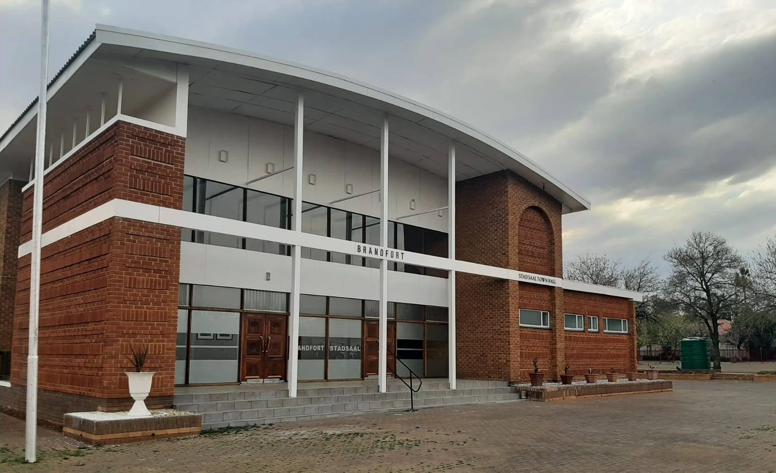 ‘Ons kán’: Opgeknapte stadsaal in Winnie Mandela ‘baken van hoop en samewerking’