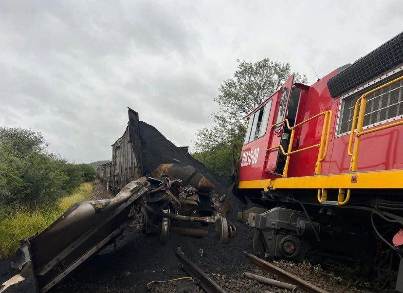 Luukse Rovos Rail bots met vragtrein in Zimbabwe