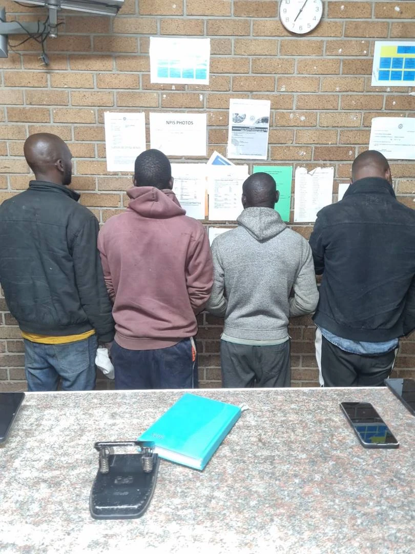 Sindikaat vasgetrek wat glo voertuigonderdele by polisiekantore steel, land uit smokkel