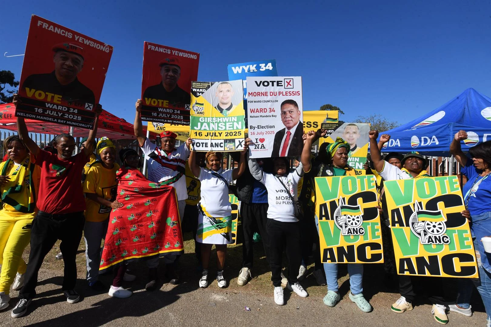 Politieke partye maak stringe beloftes in stryd vir wyk in die Baai