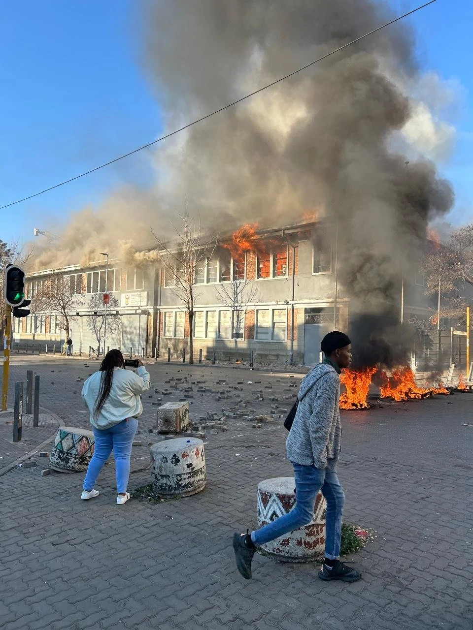 Betogers steek na bewering kantoor van binnelandse sake in Germiston aan die brand
